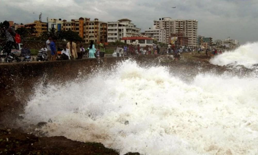 Έφτασε ο πανίσχυρος κυκλώνας στις ανατολικές ακτές της Ινδίας